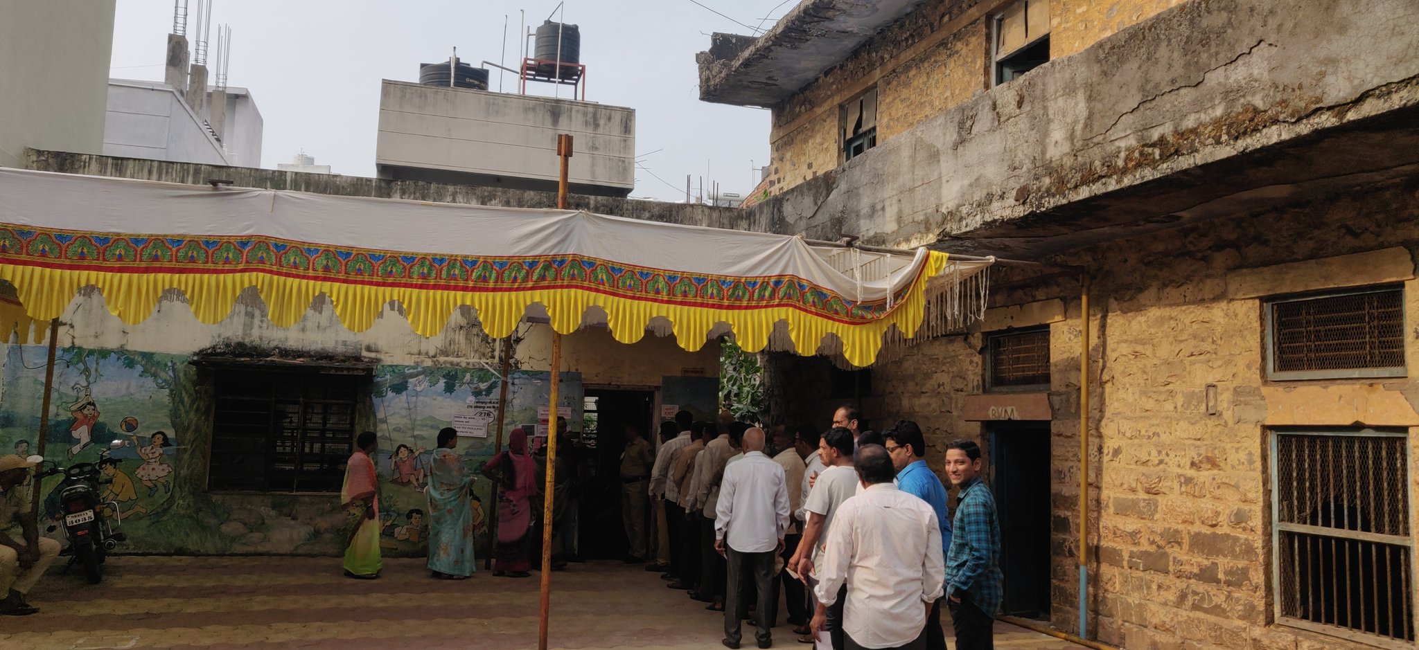 भीषण गर्मी को देखते हुए मतदान केंद्रों पर टेंट और पानी का इंतजाम किया गया है।