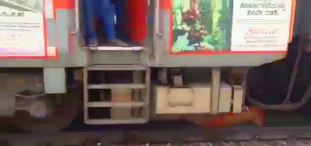 ड्राइवर ने फुर्ती दिखाते हुए ट्रेन को रोका और साधू महाराज की जान बच गई।