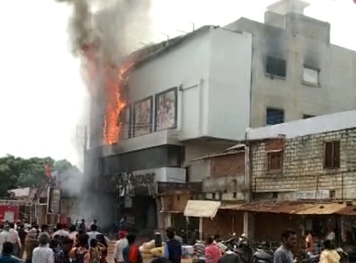 नारायणपुर जिला मुख्यालय के एक कपड़ा दुकान में भीषण आग लग गई है। - Dainik Bhaskar