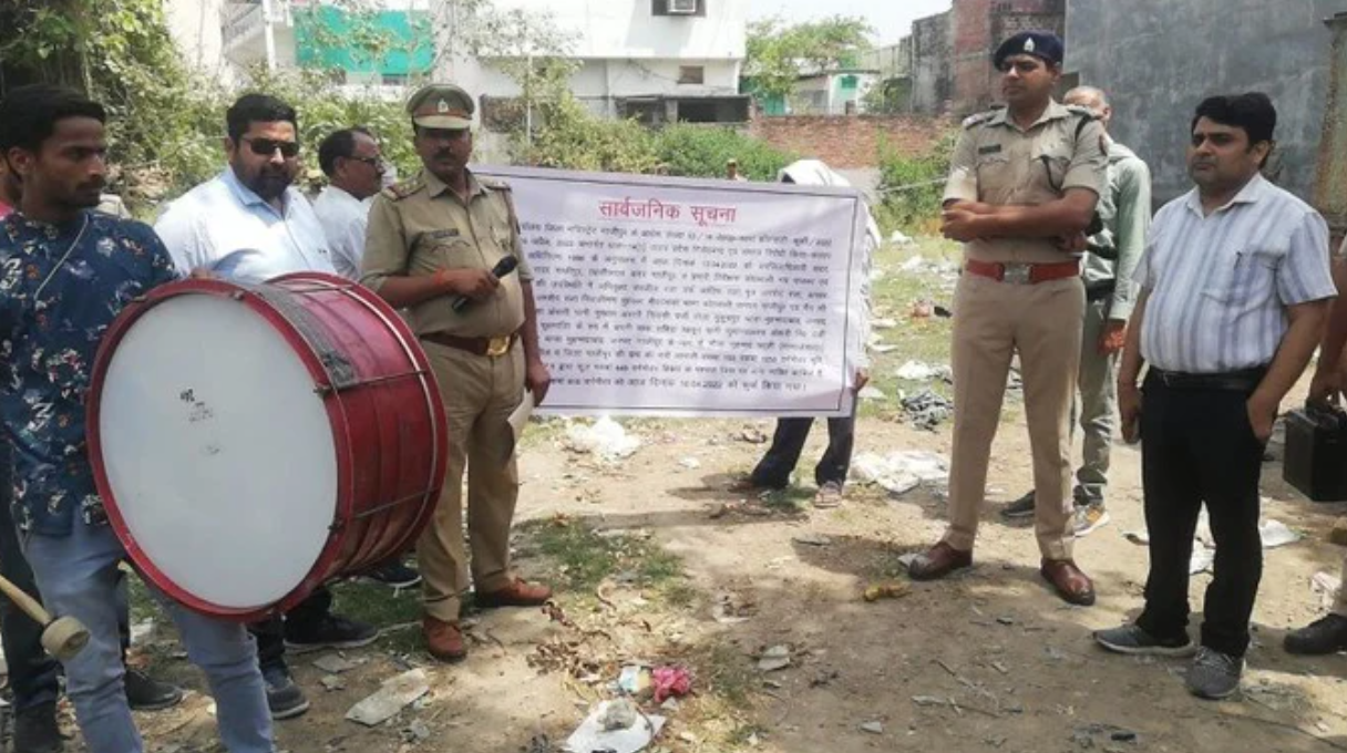 10 अप्रैल 2022 को गाजीपुर में मुख्तार की मां राबिया खातून की जमीन पर की गई कुर्की की कार्रवाई।