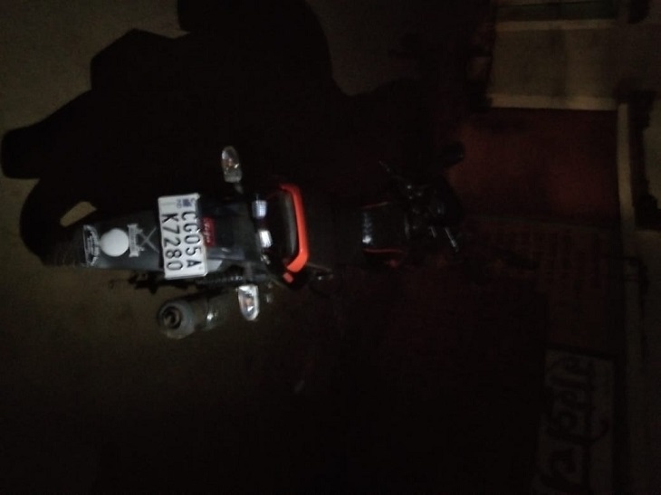 टक्कर के बाद क्षतिग्रस्त हुई बाइक।