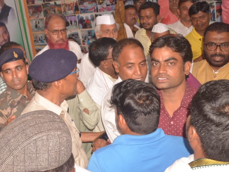 विरोध करते लोग।