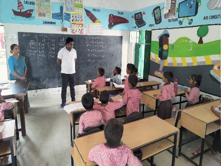 केशवापुर प्राथमिक विद्यालय में बच्चों के शैक्षिक स्तर की जांच करते बीएसए।