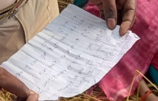 पुलिस को मौके से सुसाइड नोट मिला है।