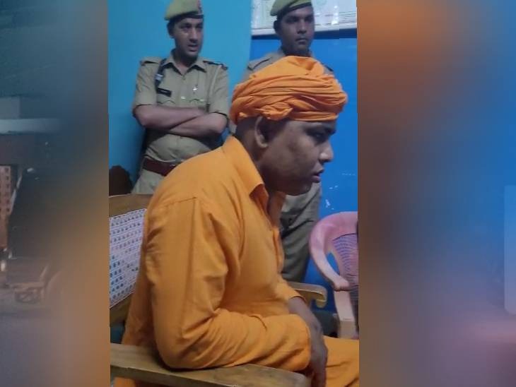 पुलिस हिरासत में बैठा बजरंग मुनि।