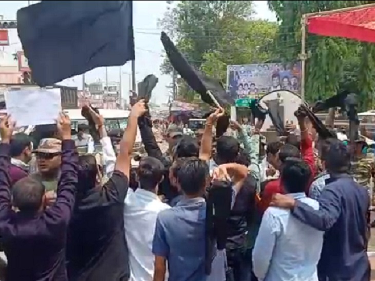 प्रदर्शन करते कांग्रेसी कार्यकर्ता।