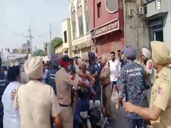 बसपा के कार्यकर्ताओं को रोकते पुलिस कर्मचारी