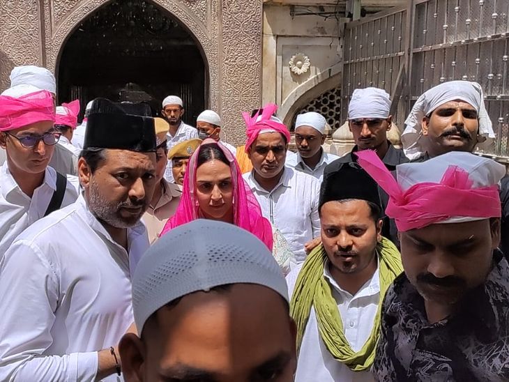 ईशा को ऐसे सुरक्षित ले जाया गया।