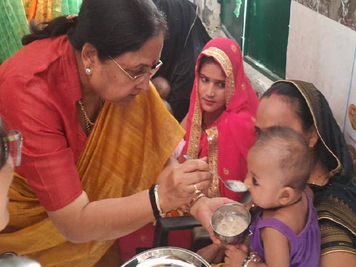 गाजियाबाद के गांव सारा स्थित आंगनबाड़ी केंद्र पर पहुंचीं कैबिनेट मंत्री बेबी रानी मौर्य ने नवजात शिशुओं को अन्न प्राशन कराया। - Dainik Bhaskar