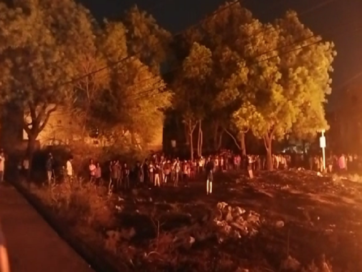 लपटों की वजह से बड़े इलाके में आग की रोशनी दिख रही है।