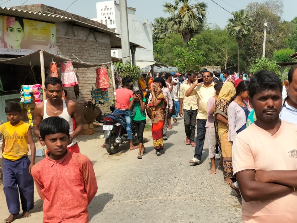 ट्रेक्टर की ठोकर से घायल युवक ने तोड़ा दम, घटना से गुस्साए लोगों ने किया सड़क जाम | Road accident in Vaishali, one dead - Dainik Bhaskar