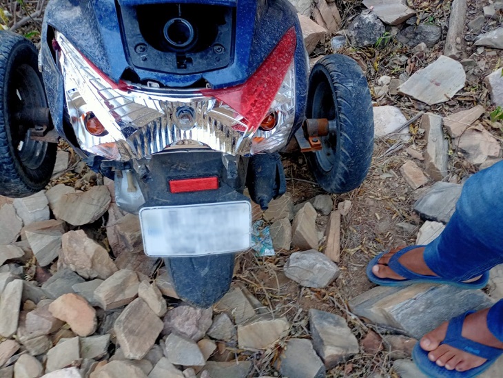 महिला के पास क्षतिग्रस्त हालत में स्कूटी भी पड़ी मिली।
