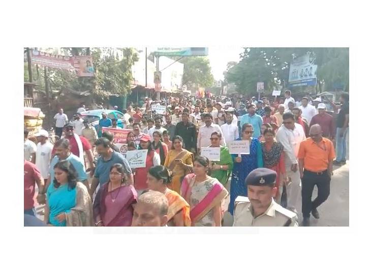 नशामुक्त भागलपुर बनाने को लेकर पदयात्रा में शामिल शहरवासी।