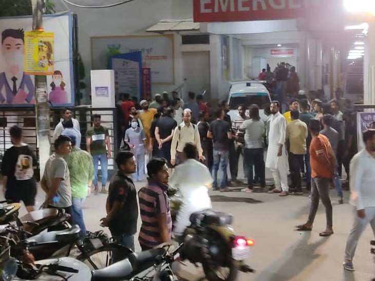 अस्पताल के बाहर जुटी भीड़।