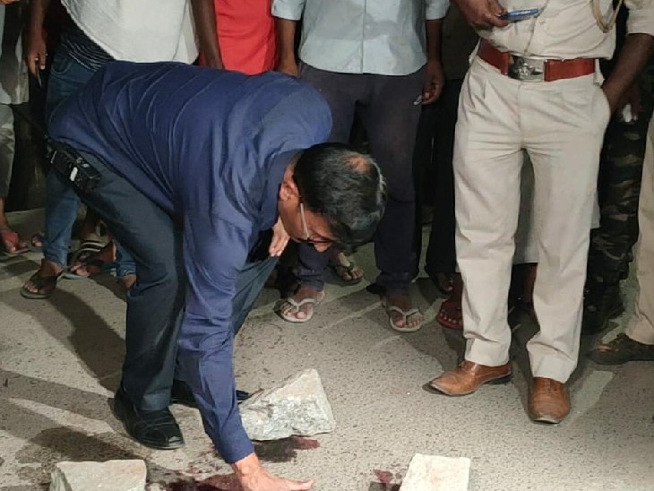 जांच करते पुलिस अधिकारी।