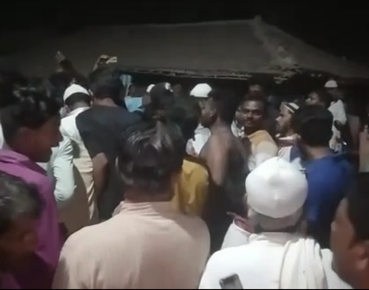 इलाके में लगी लोगों की भीड़।