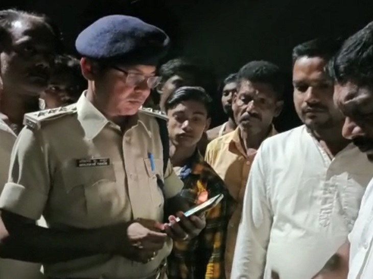 लोगों से जानकारी लेते सदर SDPO अखिलेश ठाकुर।