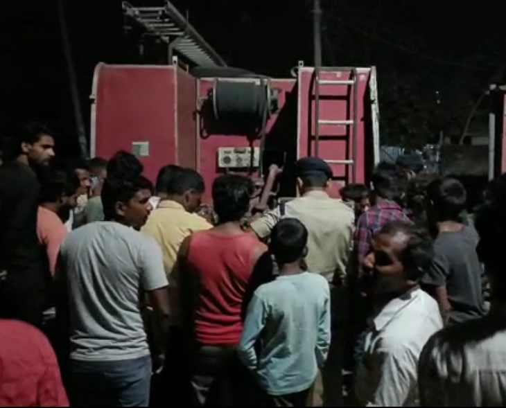 एहतियातन बुलाई गई फायर ब्रिगेड की गाड़ी।