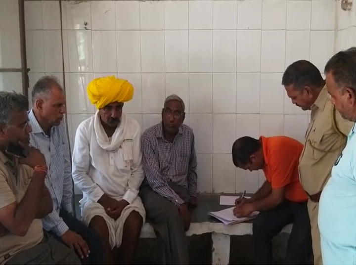 परिवार से घटना की जानकारी लेते पुलिसकर्मी।