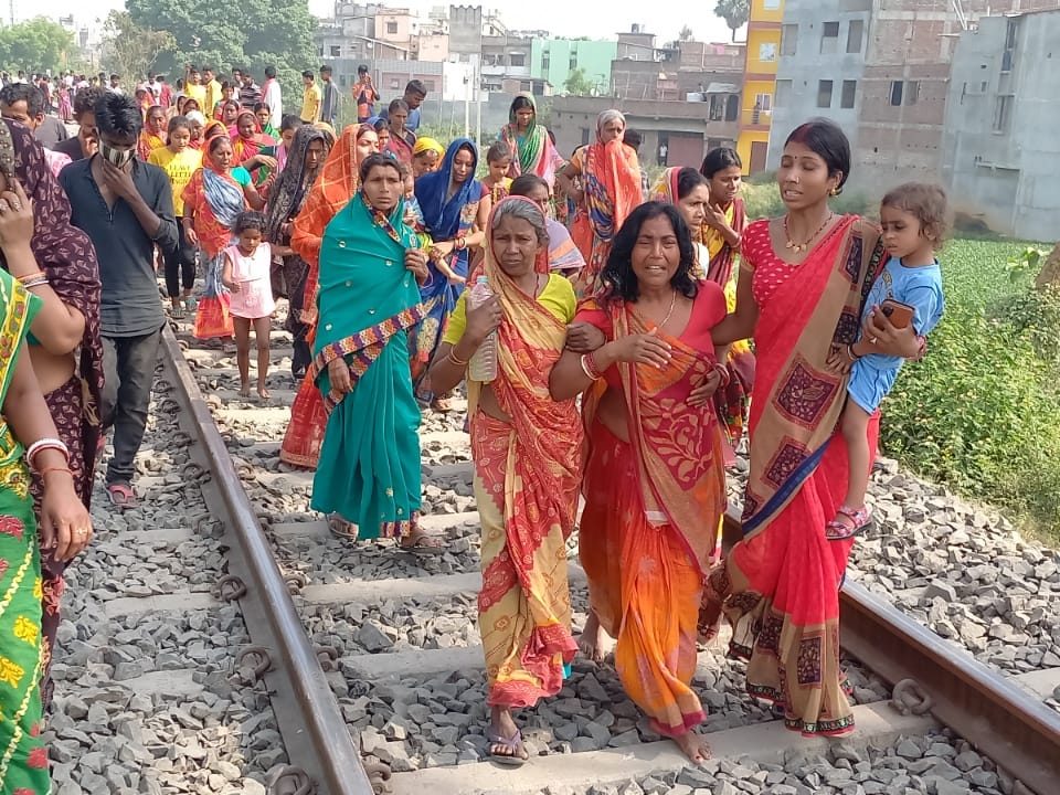 घटना के बाद रोते-बिलखते परिजन।