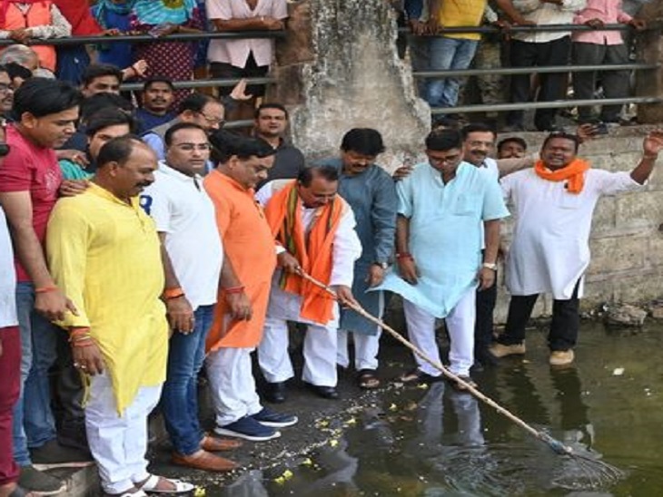 तालाब की सफाई।