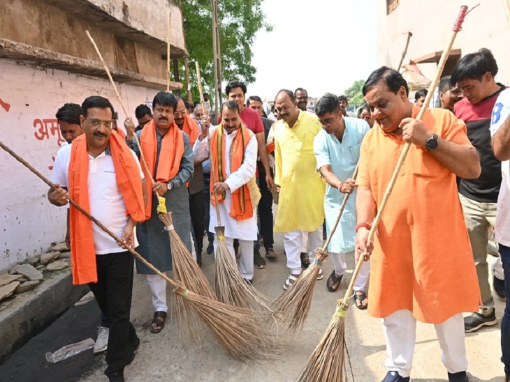 मंत्री जी ने झाड़ू भी लगाई।