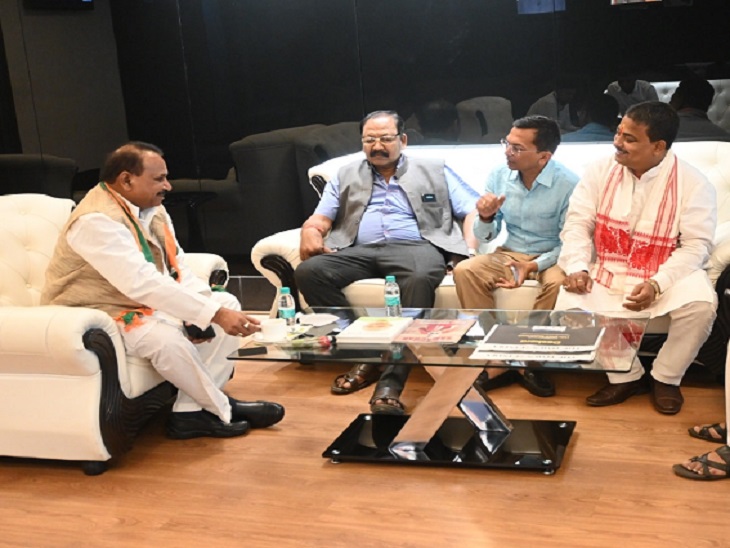 एयरपोर्ट पर मुलाकात।