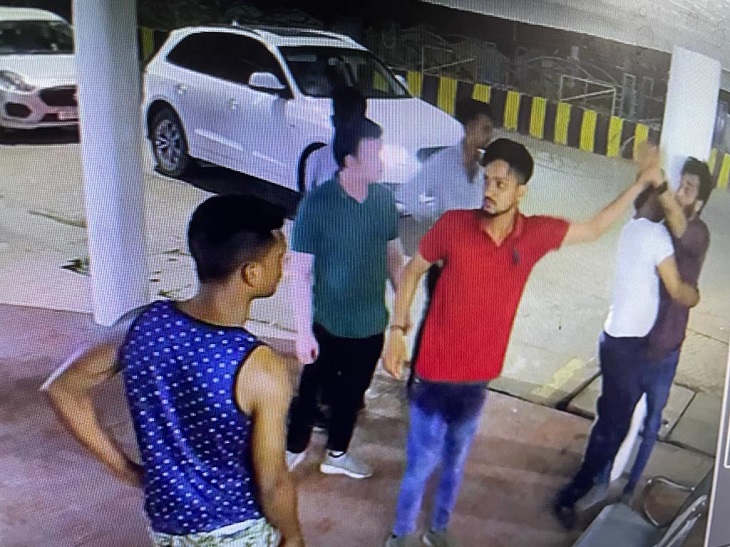 आरोपियों में कांग्रेस विधायक का बेटा भी शामिल।