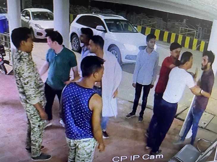 थाने के बाहर मारपीट करने वाले आरोपी।