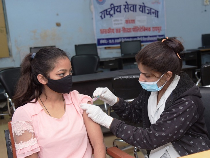 छत्तीसगढ़ में रविवार शाम तक तीन करोड़ 98 लाख 41 हजार 968 डोज वैक्सीन लगाई जा चुकी थी। 18 साल से अधिक के 86% लोगों को वैक्सीन की दोनो डोज लग चुकी है। 15 साल से अधिक उम्र के 49% किशोर भी पूरी तरह सुरक्षित हैं। - Dainik Bhaskar