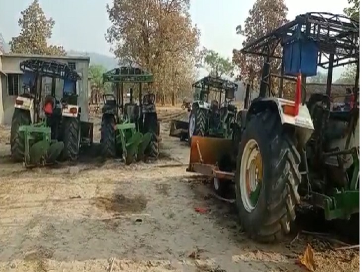 6 ट्रैक्टरों में नक्सलियों ने आग लगाई है।