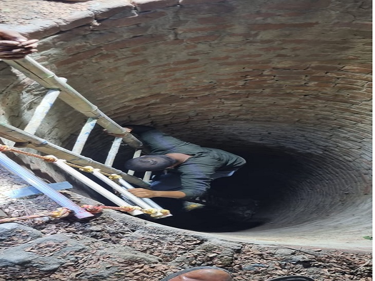 कुएं में सीढ़ी लगाकर बेहोशी की हालत में अंदर से युवक को बाहर निकाला गया