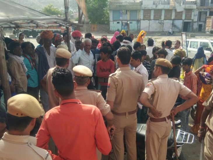 विरोध जताते ग्रामीणों को समझाती पुलिस।