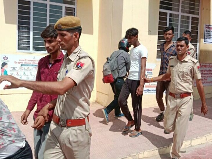 वायरलेस सेट चोरी के मामले में पुलिस ग्राम के आठ लोगों को किया गिरफ्तार।