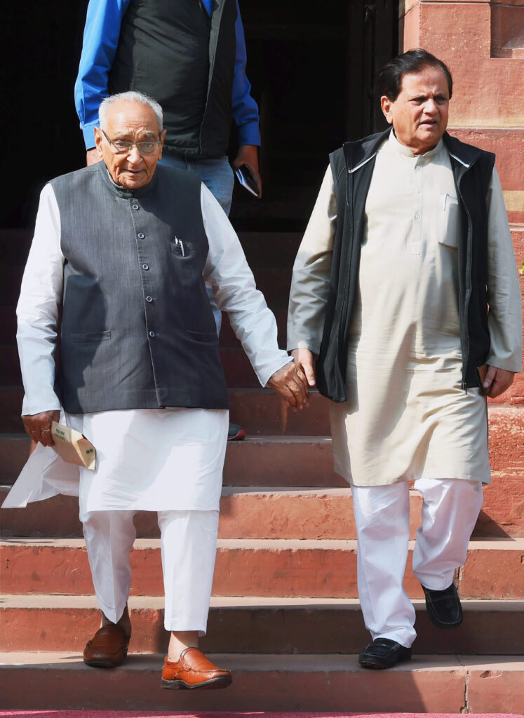 कांग्रेस अध्यक्ष बनने के बाद सोनिया गांधी ने मोतीलाल बोरा और अहमद पटेल को संगठन की सबसे अहम जिम्मेदारी सौंपी थी। दोनों नेता करीब 20 साल तक कांग्रेस संगठन में हाईकमान के फैसले को लागू करवाते थे।