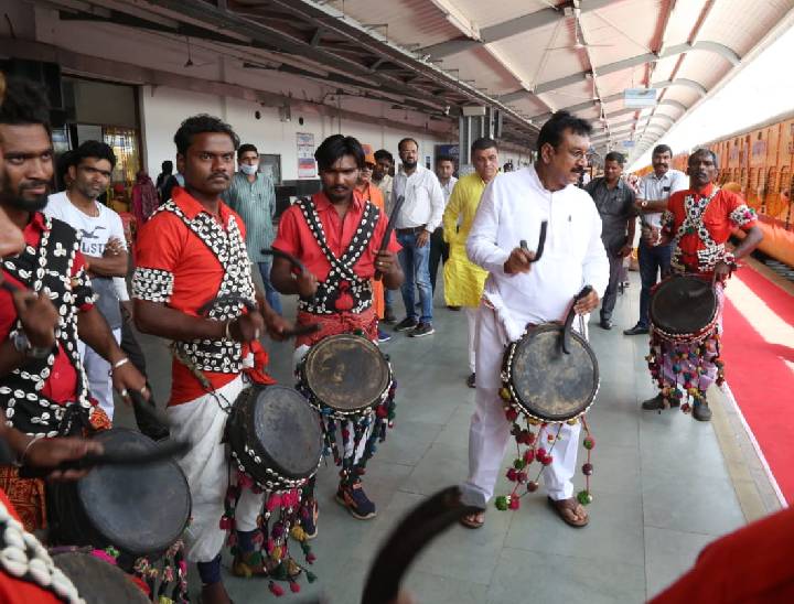 रेलवे स्टेशन पर झूमते वन मंत्री विजय शाह।
