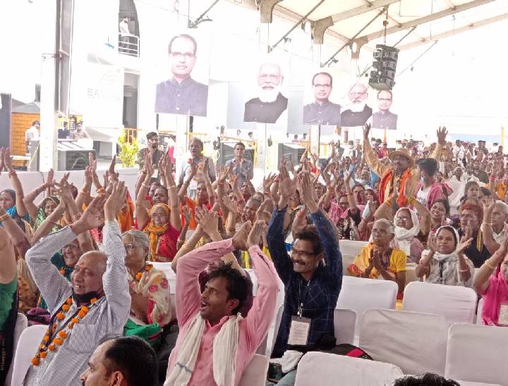 रेलवे स्टेशन पर पहुंचे यात्री।