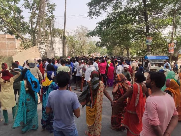 आक्रोशित परिजनों ने शव रखकर सड़क पर जाम लगाया।