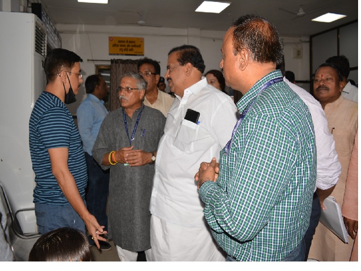 चर्चा के दौरान यात्रियों ने गिनाई खामियां, तो मुंह ताकते रहे रेलवे के अधिकारी