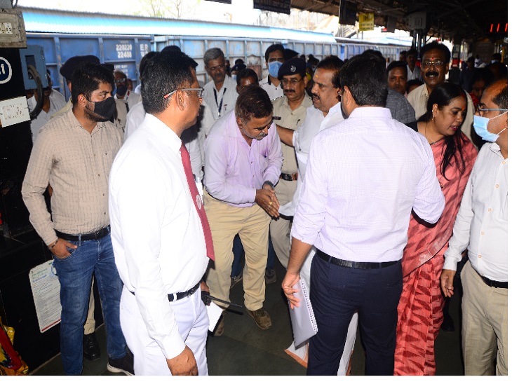 दैनिक यात्री संघ की ओर से सौंपा गया ज्ञापन