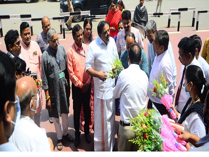 निरीक्षण के दौरान स्वागत-सत्कार में जुटे रहे अफसर