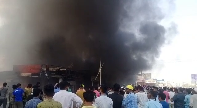 इस अग्निकांड के बाद इलाके में गहरा काला धुंआ फैल गया है और भारी भीड़ और जाम लगा हुआ है।