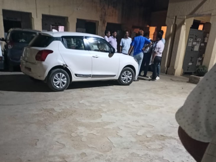 कार सहित लिपिक की कार को वापस नगर पालिका वापस लाया गया।