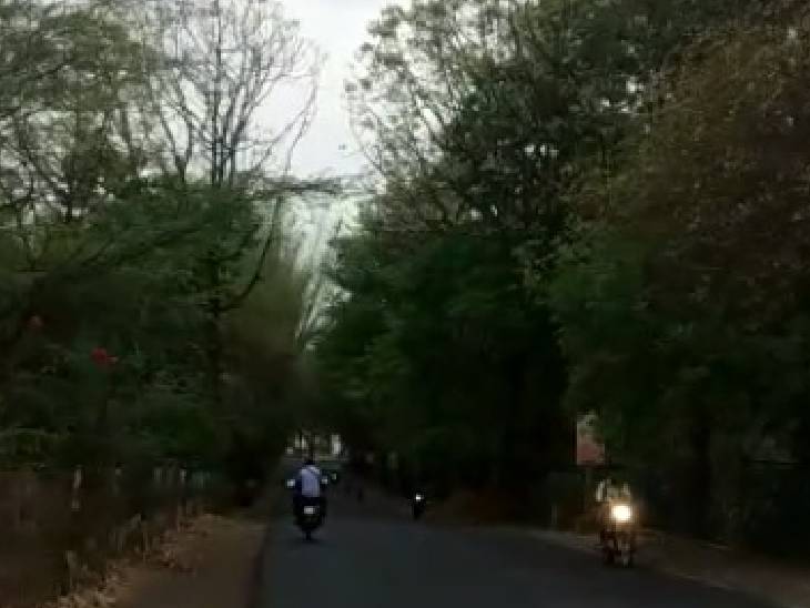 भोपाल में सुबह से धूप नहीं खिली। इससे ठंडक बनी हुई है।