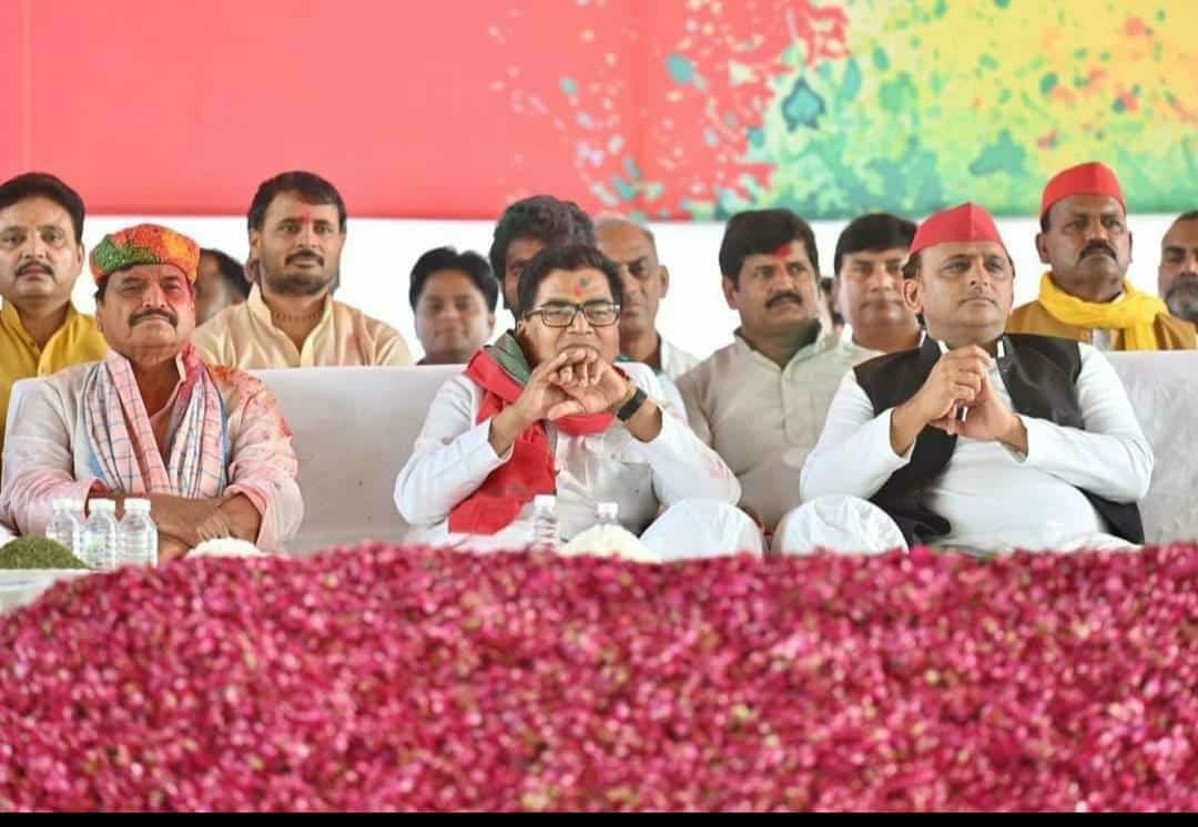 होली के मौके पर अखिलेश और शिवपाल दोनों एक ही मंच पर नजर आए थे।