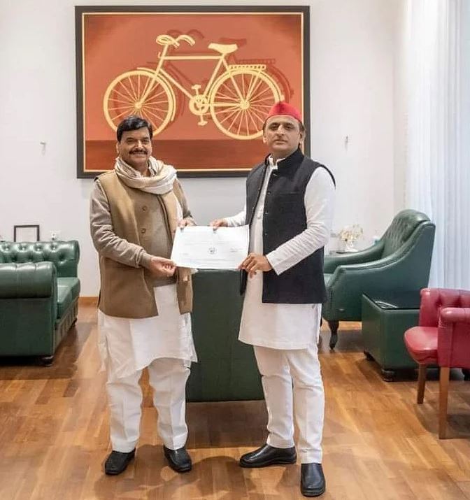 जसवंतनगर सीट से सपा प्रत्याशी घोषित होने के बाद शिवपाल सिंह यादव को सिंबल फॉर्म सौंपते अखिलेश यादव (फाइल फोटो)