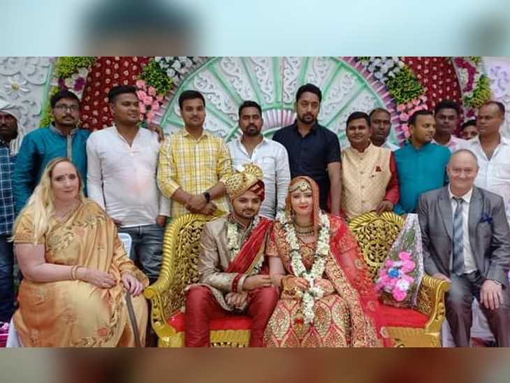 दुल्हन विक्टोरिया की मां और पिता भी ऑस्ट्रेलिया से आए हैं।