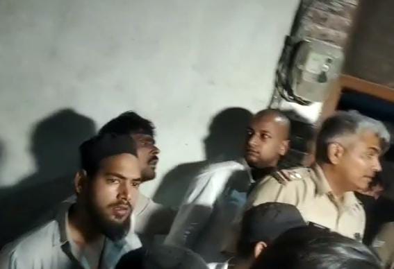 मेरठ : अपनी गर्भवती पत्नी की हत्या कर व्यवसायी ने लगाई फांसी, कमरे में पड़ी थी महिला की लाश, फंदे से रसोई में लटका मिला पति; हत्या के बाद मौके पर जमा भीड़ - Dainik Bhaskar
