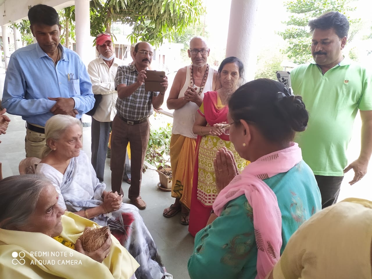 Water problem was happening in Mhow's old ashram, when the information  came, teacher Manju didi got boring done | नेक पहल: महू के वृद्ध आश्रम में  हो रही थी पानी की दिक्कत,