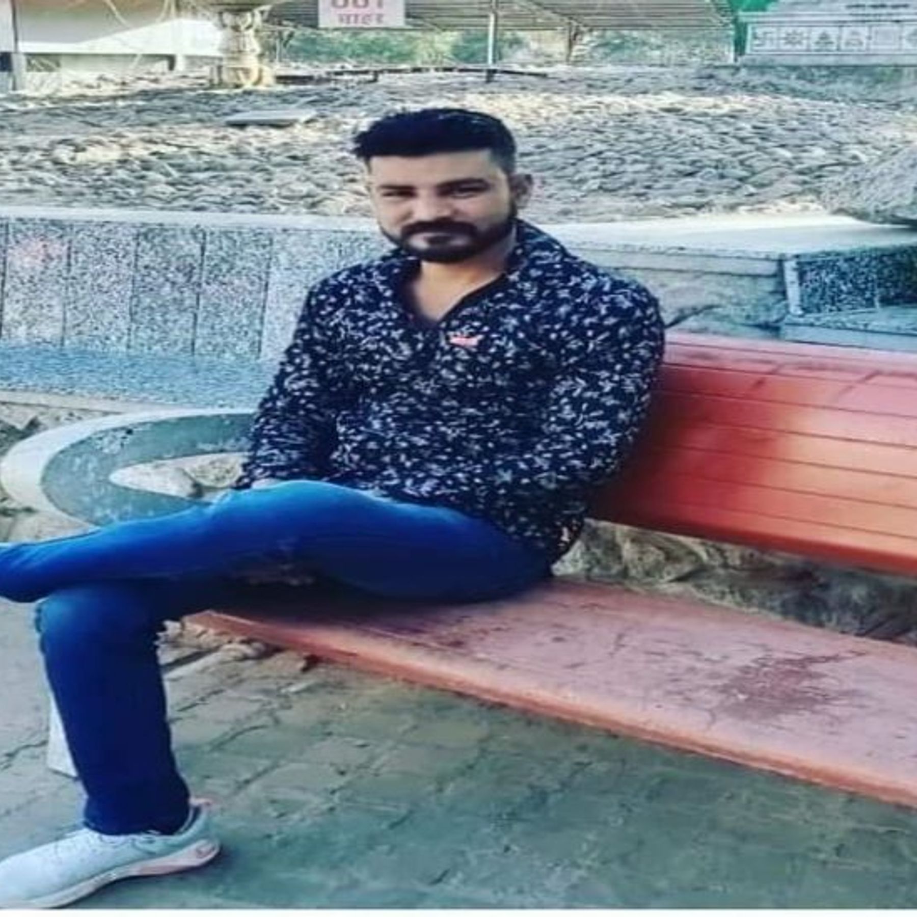 लवली कंडारा 10वीं तक पढ़ा हुआ था। दोस्तों के एक झगड़े के कारण वो क्राइम की दुनिया में आ गया। नाम बनाने के लिए उसने कई वारदातों को अंजाम दिया।